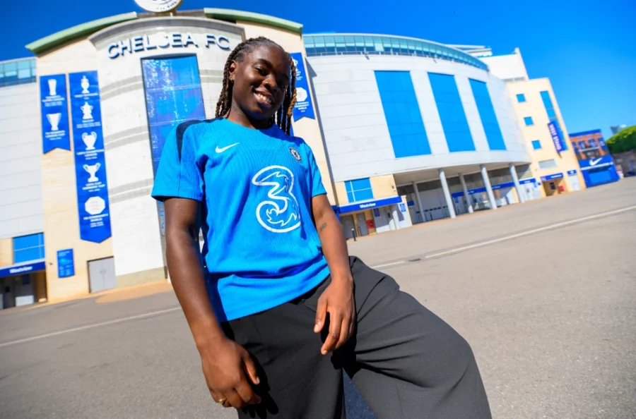 Baltimore ya viste de blue. La jugadora posa delante de Stamford Bridge.