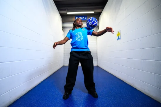 Sandy Baltimore ya viste de blue. La jugadora demuestra su habilidad con el balón en el túnel de vestuarios de Stamford Bridge.