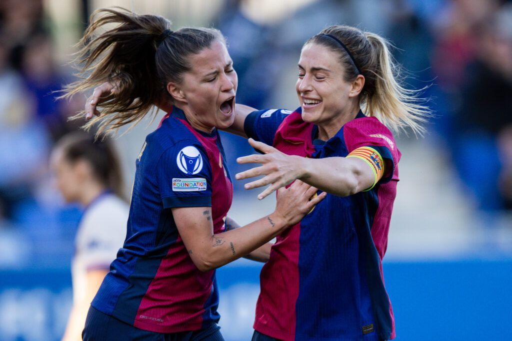 Las culers tienen medio pie en la final. Pina y Alexia celebran uno de los tantos de la tarde.