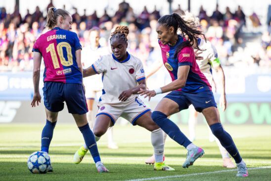 Las culers tienen medio pie en la final. Sandy Baltimore trata de llevarse el balón entre Caroline Graham Hansen y Salma Paralluelo.