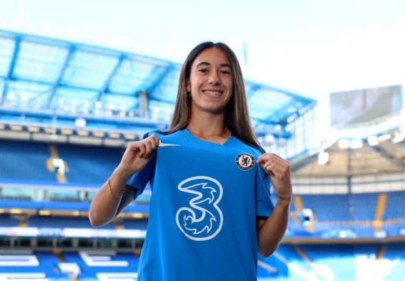 Júlia Bartel elige al Chelsea. La jugadora posa en Stamford Bridge.