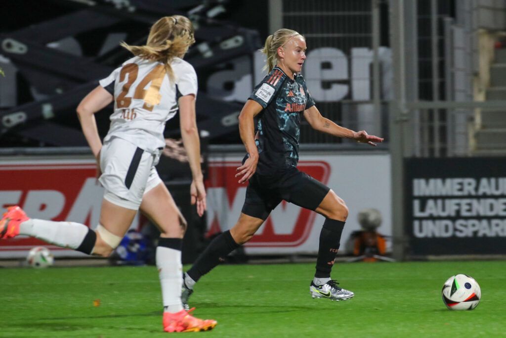 El Bayern Múnich recupera el liderato (Bundesliga: jornada 7). Pernille Harder se va con el balón de una jugadora del Leverkusen.
