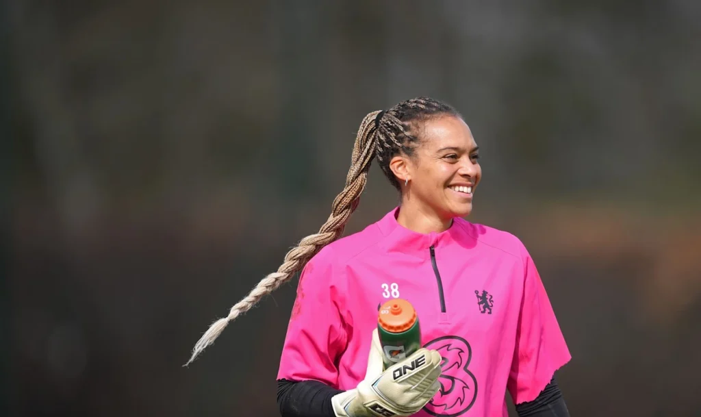 Becky Spencer se queda en el Chelsea.