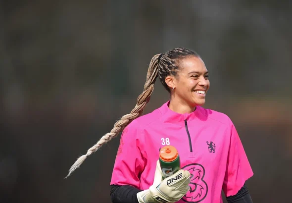 Becky Spencer se queda en el Chelsea.