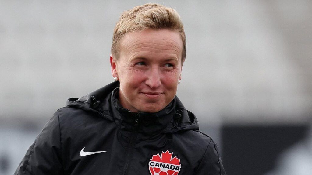 Disparo al pie de Canadá. Imagen de Bev Priestman, seleccionadora canadiense, en un entreno.