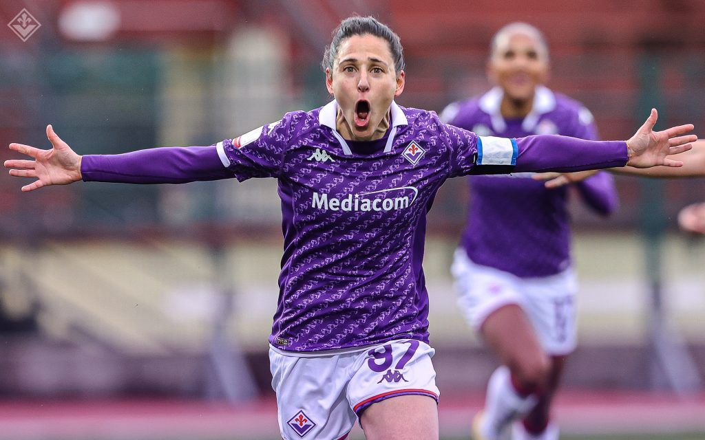 Fiorentina y Roma lucharán por la Coppa Italia. Vero Boquete celebra con los brazos abiertos tras convertir desde el punto de penalti.