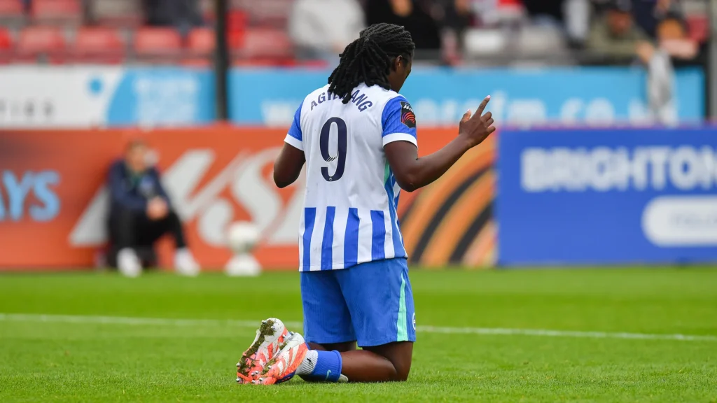 Un solitario gol de Agyemang le dio los tres puntos al Brighton.