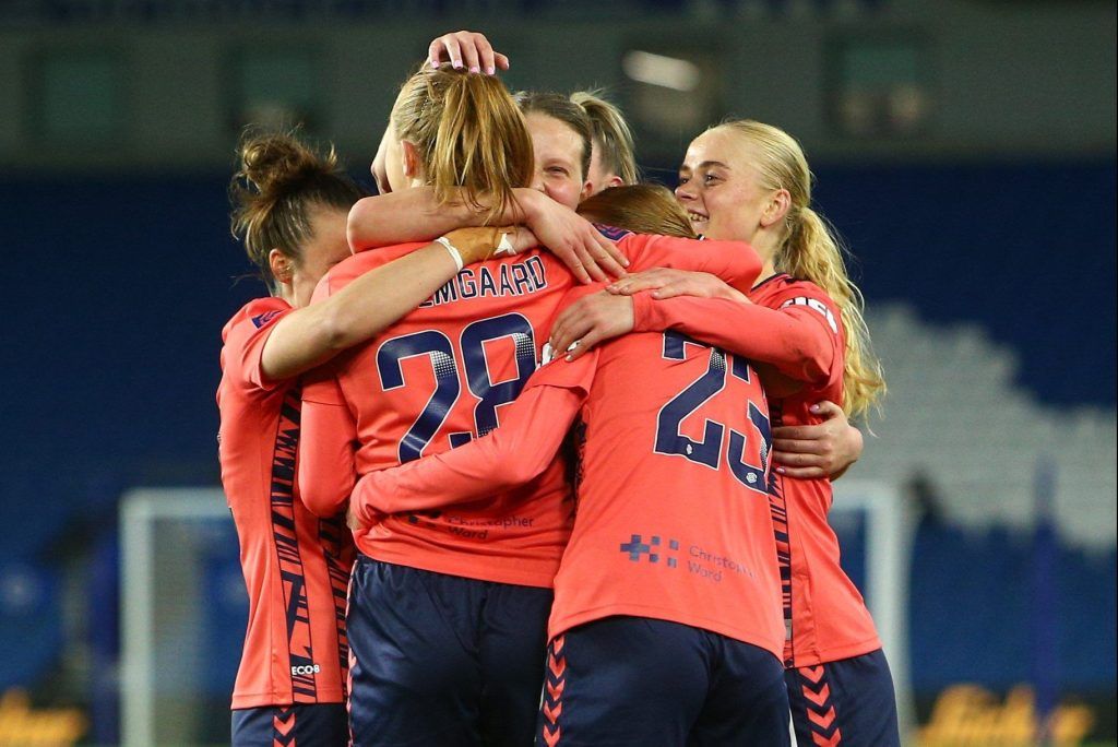 Un gol en propia decide el triunfo de las toffees. Las jugadoras del Everton celebran el tanto de Karen Holmgaard.