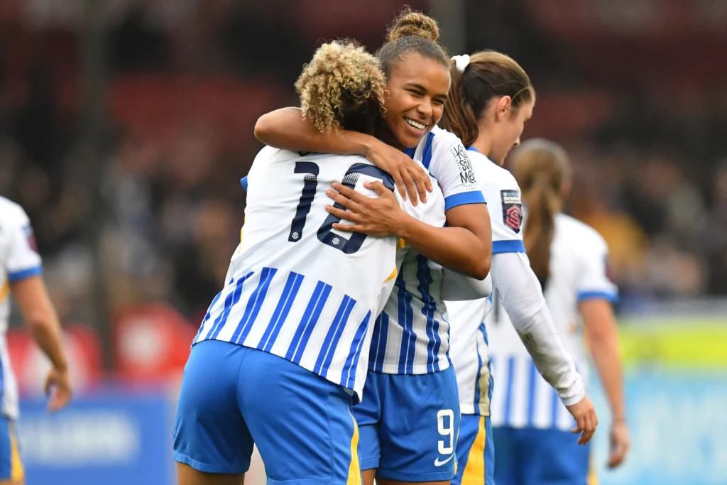 Nikita Parris y el Brighton siguen de dulce. La delantera se abraza a su asistente en el gol de la victoria: Jorelyn Carabalí.