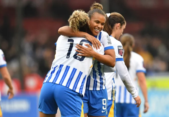 Nikita Parris y el Brighton siguen de dulce. La delantera se abraza a su asistente en el gol de la victoria: Jorelyn Carabalí.