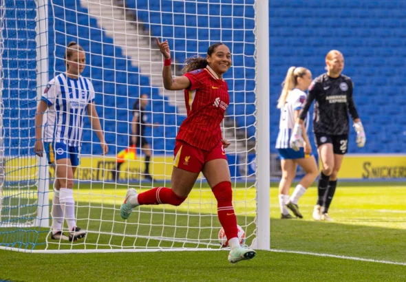 Las reds suman tres puntos en Crawley. Olivia Smith celebra su gol.
