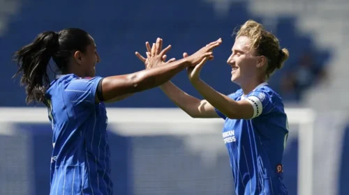 Symonds anota de tiro libre para empatar con el PSG.