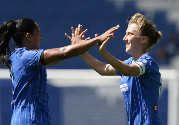 Symonds anota de tiro libre para empatar con el PSG.