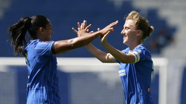 Symonds anota de tiro libre para empatar con el PSG.