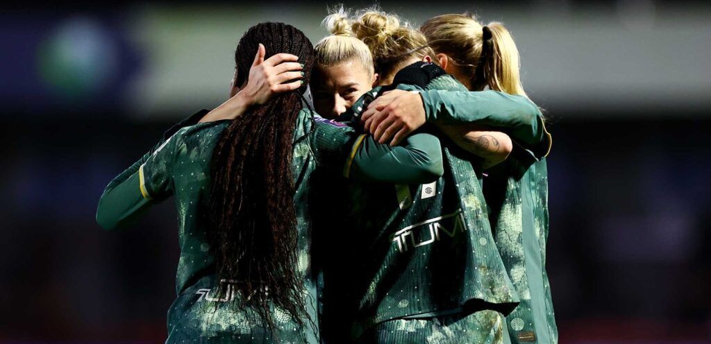 Las spurs sacan un punto en Albion. Beth England abraza a sus compañeras tras anotar el gol.