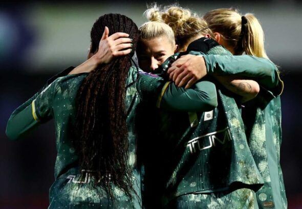 Las spurs sacan un punto en Albion. Beth England abraza a sus compañeras tras anotar el gol.
