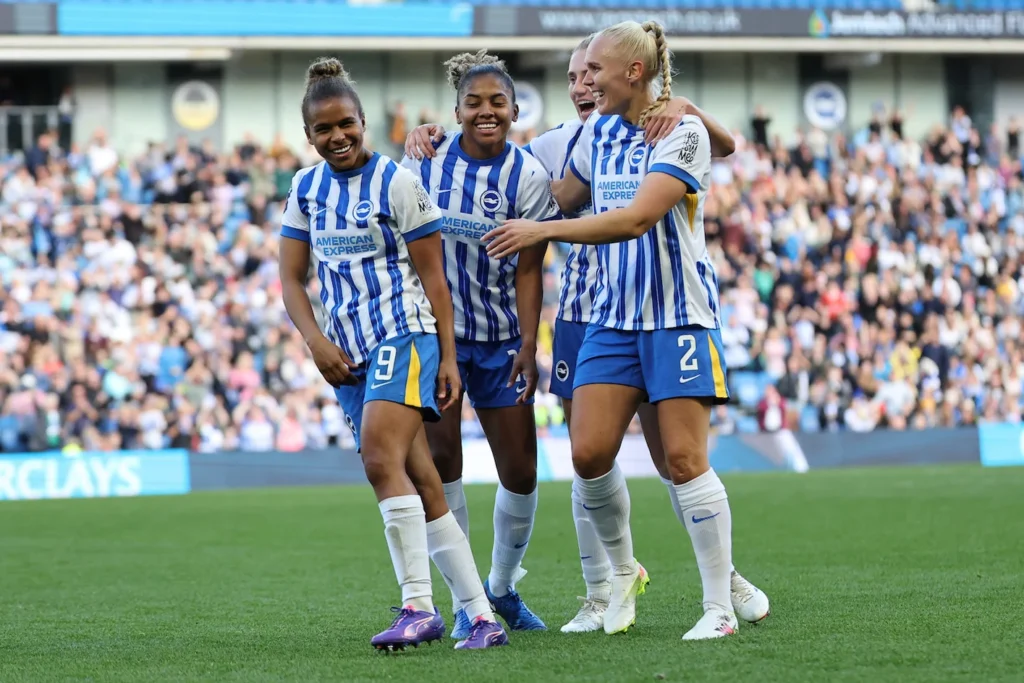 Parris asegura un punto frente a su ex-equipo. La jugadora celebra el gol del empate con sus compañeras.