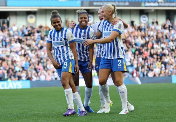 Parris asegura un punto frente a su ex-equipo. La jugadora celebra el gol del empate con sus compañeras.