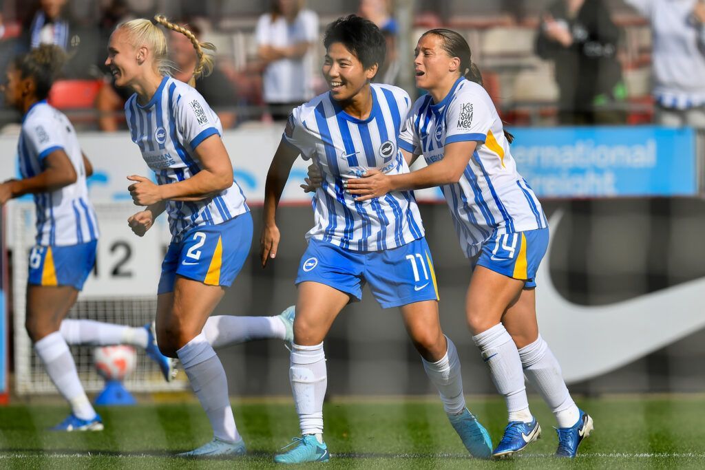 Trepidante victoria del Brighton con dos expulsadas. Maria Thórisdóttir, Kiko Seike y Fran Kirby se abrazan tras el tercer tanto de las seagulls.