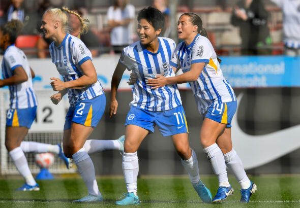 Trepidante victoria del Brighton con dos expulsadas. Maria Thórisdóttir, Kiko Seike y Fran Kirby se abrazan tras el tercer tanto de las seagulls.