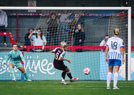 Trepidante victoria del Brighton con dos expulsadas. Rachel Dly anota su segundo gol desde el punto de penalti.