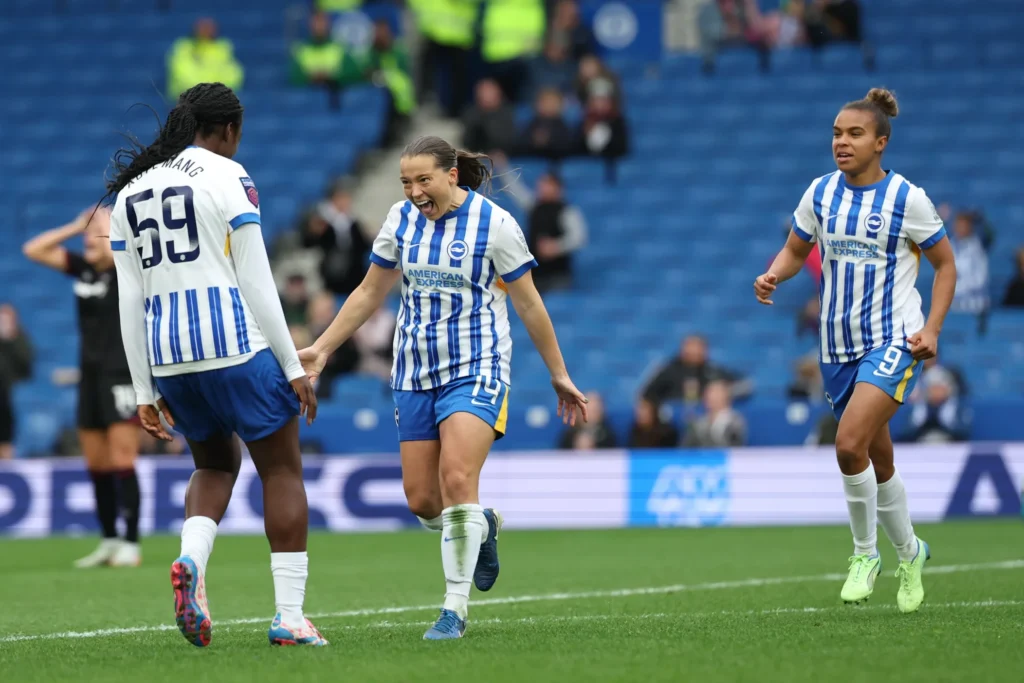 Fran Kirby sentencia en un increíble encuentro. La jugadora celebra el gol con Michelle Agyemang mientras Nikita Parris corre para unirse al festejo.