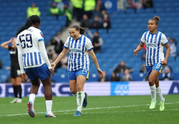 Fran Kirby sentencia en un increíble encuentro. La jugadora celebra el gol con Michelle Agyemang mientras Nikita Parris corre para unirse al festejo.