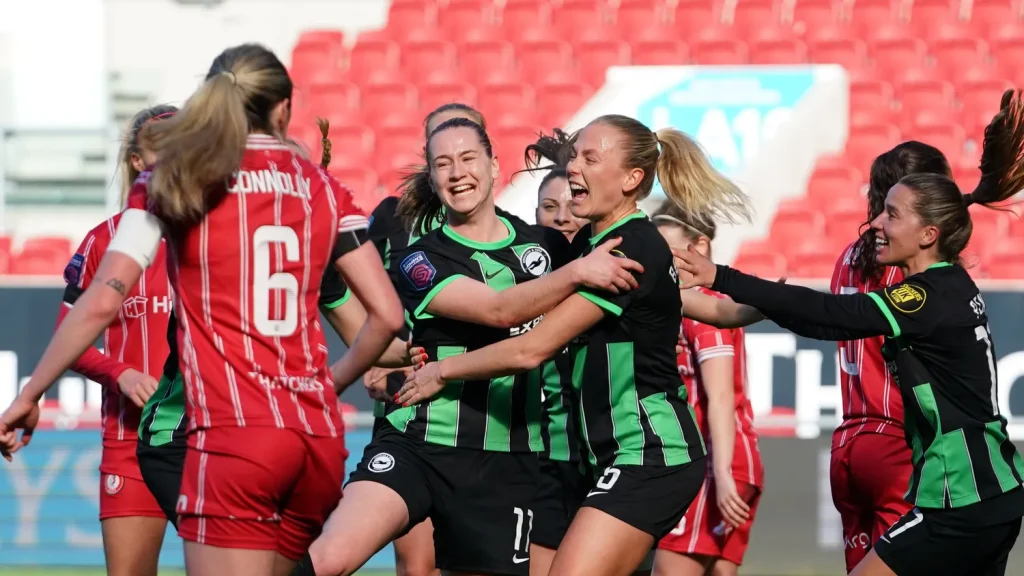 Llovieron los goles en Bristol. Guro Bergsvand y Elisabeth Terland, jugadoras del Brighton, celebran el primero de los goles del conjunto visitante.
