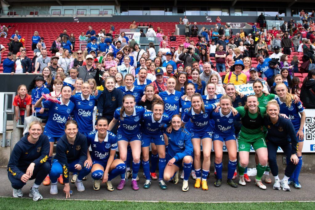 Cierre optimista para las toffees. Las jugadoras del Everton posan con la grada visitante en Bristol.