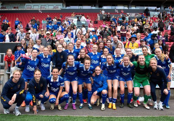 Cierre optimista para las toffees. Las jugadoras del Everton posan con la grada visitante en Bristol.