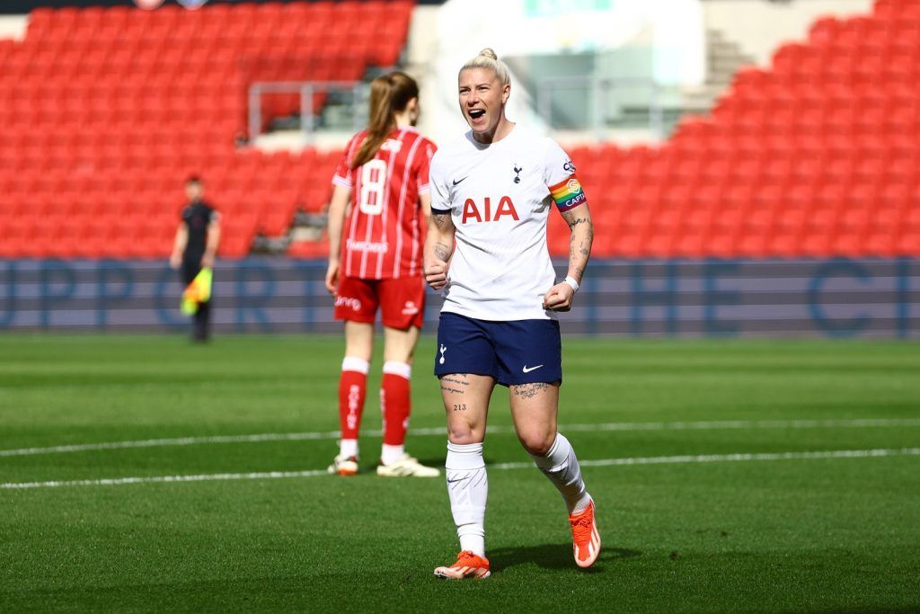 England asegura la victoria frente a las robins. La capitana de las spurs celebra el gol.