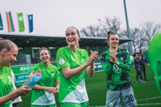 La bundesliga aumentará el cupo de equipos. Imagen de las jugadoras del Wolfsburgo aplaudiendo tras el final de un encuentro.