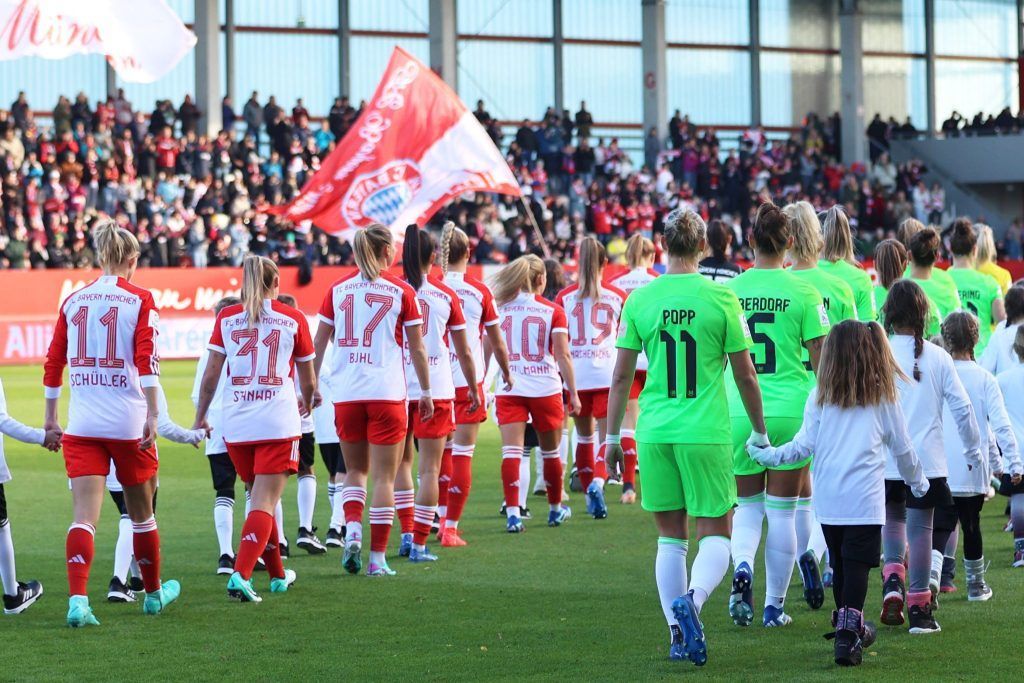 La bundesliga aumentará el cupo de equipos. Imagen de la final de la Pokal con jugadoras del Bayern y el Wolfsburg saliendo de la mano de varias niñas.