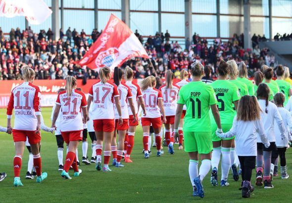 La bundesliga aumentará el cupo de equipos. Imagen de la final de la Pokal con jugadoras del Bayern y el Wolfsburg saliendo de la mano de varias niñas.