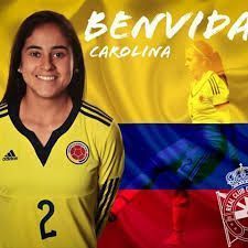 La volante que fue parte del 11 ideal de la pasada liga 2019 en Colombia es la segunda de tres hermanas. Pilota de avión sino hubiera sido futbolista pero, jugadora de fútbol desde los 6 años; en las calles, con hombres, como iniciaron casi todas las mujeres de esta generación. Apoyada desde siempre por sus padres. “Al principio a mi mamá no le gustaba mucho el fútbol, me decía: ‘es un deporte de hombres, mucho contacto, etc.’. Me metió a clases de otros deportes pero pronto se dio cuenta que lo que me gustaba era el fútbol. Luego ya me llevó a mi primer club de fútbol de mujeres en Sabaneta donde crecí”.