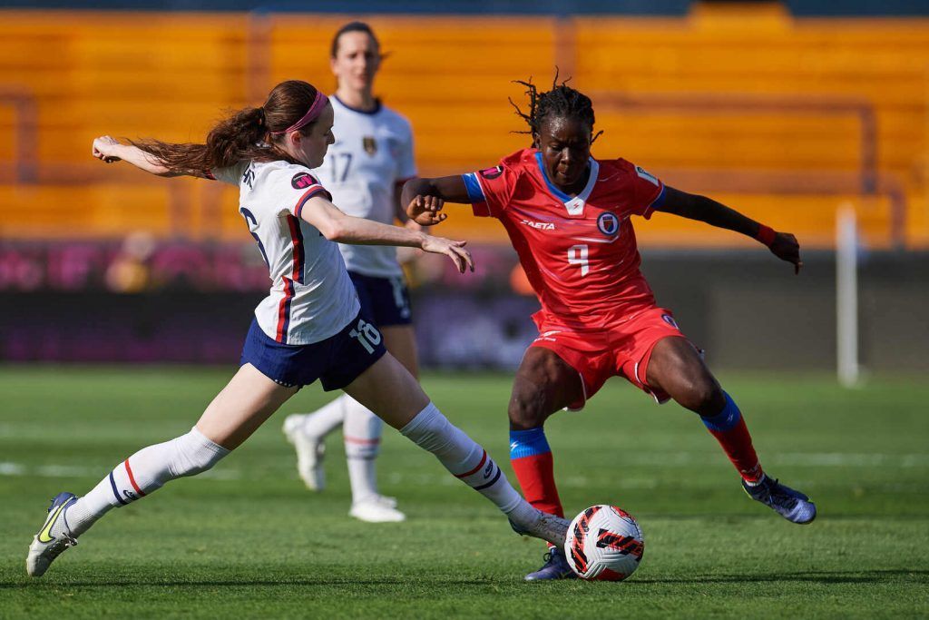 CONCACAF W Jornada 1. Rose Lavelle saca un balón frente a una jugadora haitiana.