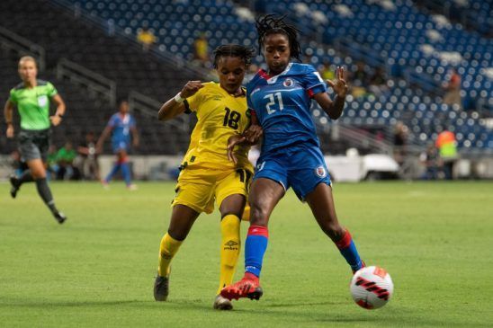 CONCACAF W Jornada 2. Carter y Mathurin cuerpean por llevarse el balón.