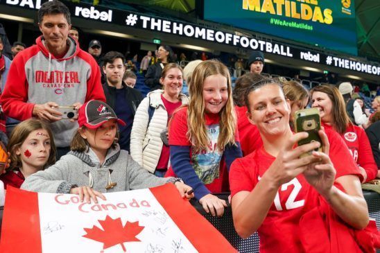 Canadá, en busca de justicia. Christine Sinclair posa con un grupo de jóvenes aficionados en la grada.
