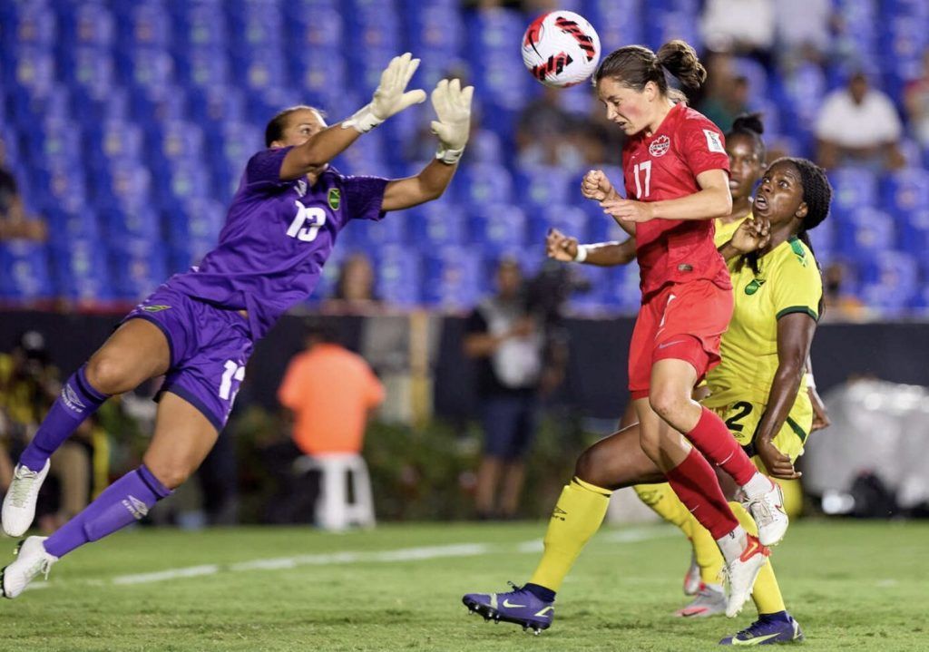 Canadá repite final en la CONCACAF W. Jessie Fleming remata de cabeza para anotar el primer gol de Canadá.