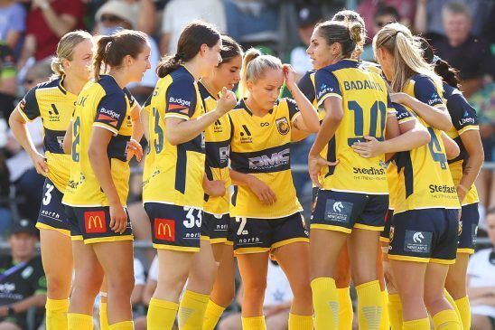 Ekic pone al City más líder (A-League: jornada 9). Las jugadoras de las Mariners celebran uno de los goles del encuentro.