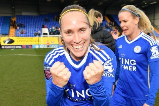 Sophie Howard y Janice Cayman renuevan con el Leicester. Janice Cayman celebra el triunfo al final de un partido.