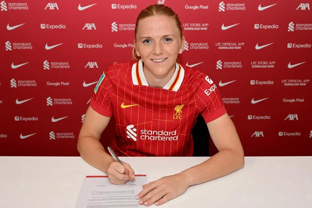 Ceri Holland firma un nuevo contrato con el Liverpool.