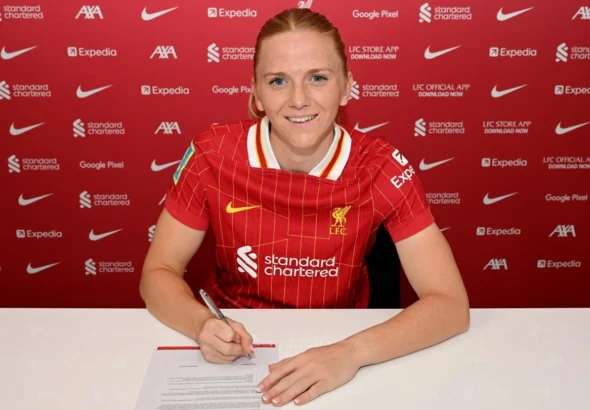 Ceri Holland firma un nuevo contrato con el Liverpool.