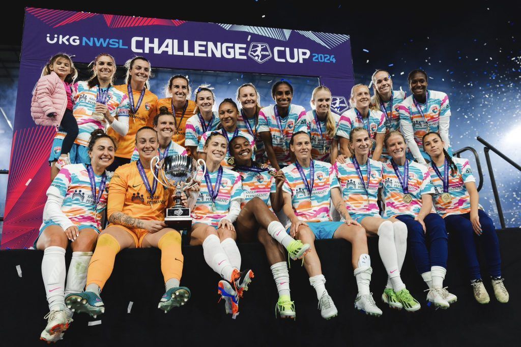 Morgan le da a San Diego la Challenge Cup. Las jugadoras de las Wave posan con el trofeo.