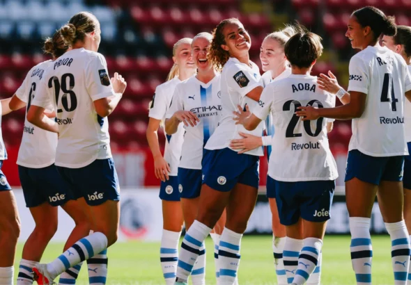 El City mantiene el pleno de victorias sufriendo ante el Charlton.