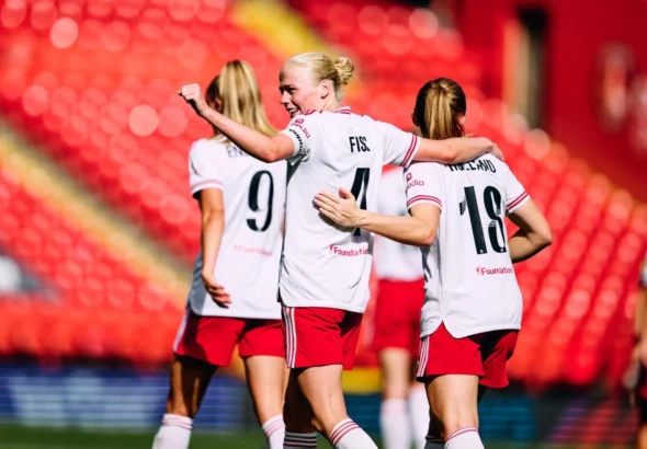 El Liverpool lidera la tabla tras golear al Charlton.
