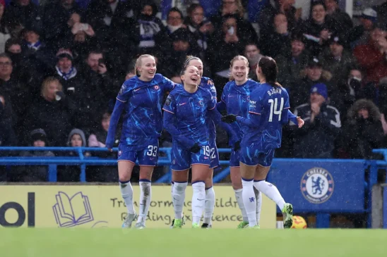 El Chelsea sufre de nuevo contra el Brighton. Las blues celebran el tanto de Johanna Rytting Kaneryd bajo el diluvio.
