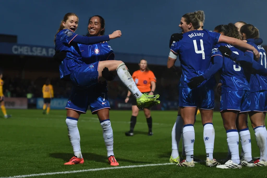 El Chelsea sufre de nuevo contra el Brighton. Sjoke Nüsken y Mayra Ramírez celebran el cuarto gol de las blues, el segundo para la germana.