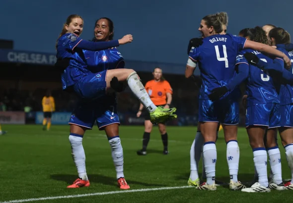 El Chelsea sufre de nuevo contra el Brighton. Sjoke Nüsken y Mayra Ramírez celebran el cuarto gol de las blues, el segundo para la germana.