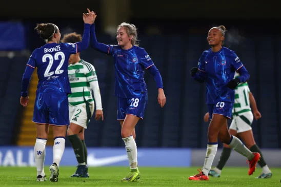 Las blues ya están en cuartos. Lucy Bronze choca la mano con Wieke Kaptein felicitándola por el gol anotado. Maelys Mpomé corre a celebrarlo con ellas.